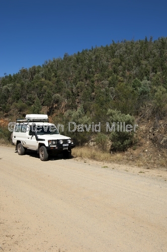 toyota landcruiser picture;toyota landcruiser;toyota 4wd;4wd;4WD;snowy mountains;the barry way;kosciuzkco national park;steven david miller;4wd in snowy mountains;4wd on mountain track;natural wanders