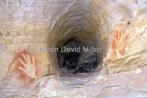 the looking glass;mount moffat;carnarvon national park;aboriginal rock art;stencil rock art;rock burial site