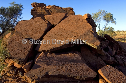 ewaninga;ewaninga rock carvings conservation reserve;ewaninga rock carvings;ewaninga petroglyphs;petroglyphs;rock art;aboriginal rock art;alice springs;northern territory;central australia;steven david miller;natural wanders