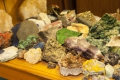 gemtree-caravan-park;gemtree;australian-gemstones;gemstone-display;mineral-display;mineral-rocks;aus