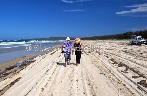 flinders beach;stradbroke island;north stradbroke island;straddie;people walking on beach;couple walking on beach;sand island;beach;queensland island;r
